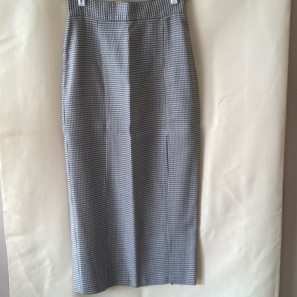 Pencil skirt size 8. EUC No brand listed.
